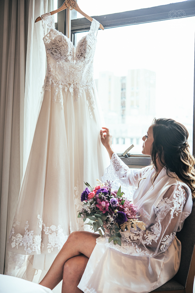 casamento rustico no campo com noiva romantica e noivo militar  make up por Samah e vestido princesa e noivo de farda decoraçao boho chic fotografia pela fotografa premiada nayara andrade inspiracao de casamento no campo making of noiva