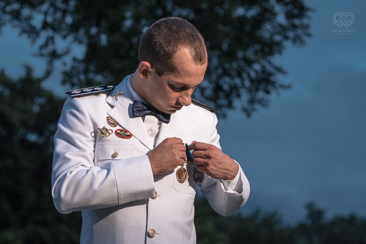 casamento rustico no campo com noiva romantica e noivo militar  make up por Samah e vestido princesa e noivo de farda decoraçao boho chic fotografia pela fotografa premiada nayara andrade inspiracao de casamento no campo making of noiva
