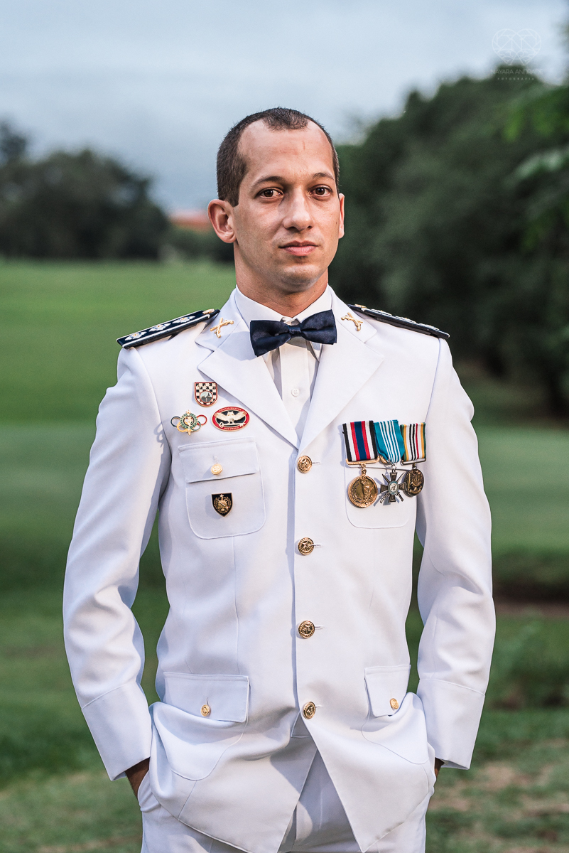 casamento rustico no campo com noiva romantica e noivo militar  make up por Samah e vestido princesa e noivo de farda decoraçao boho chic fotografia pela fotografa premiada nayara andrade inspiracao de casamento no campo making of noiva
