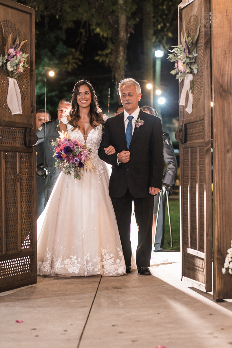 casamento rustico no campo com noiva romantica e noivo militar  make up por Samah e vestido princesa e noivo de farda decoraçao boho chic fotografia pela fotografa premiada nayara andrade inspiracao de casamento no campo making of noiva