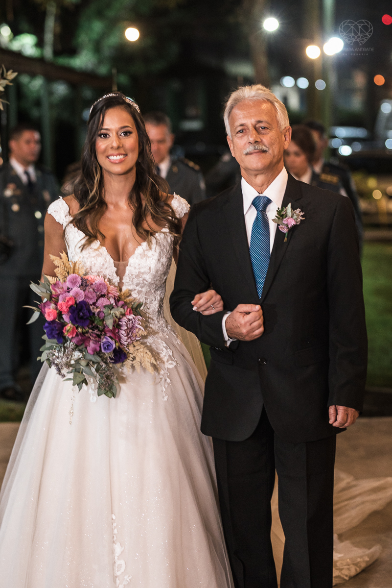 casamento rustico no campo com noiva romantica e noivo militar  make up por Samah e vestido princesa e noivo de farda decoraçao boho chic fotografia pela fotografa premiada nayara andrade inspiracao de casamento no campo making of noiva