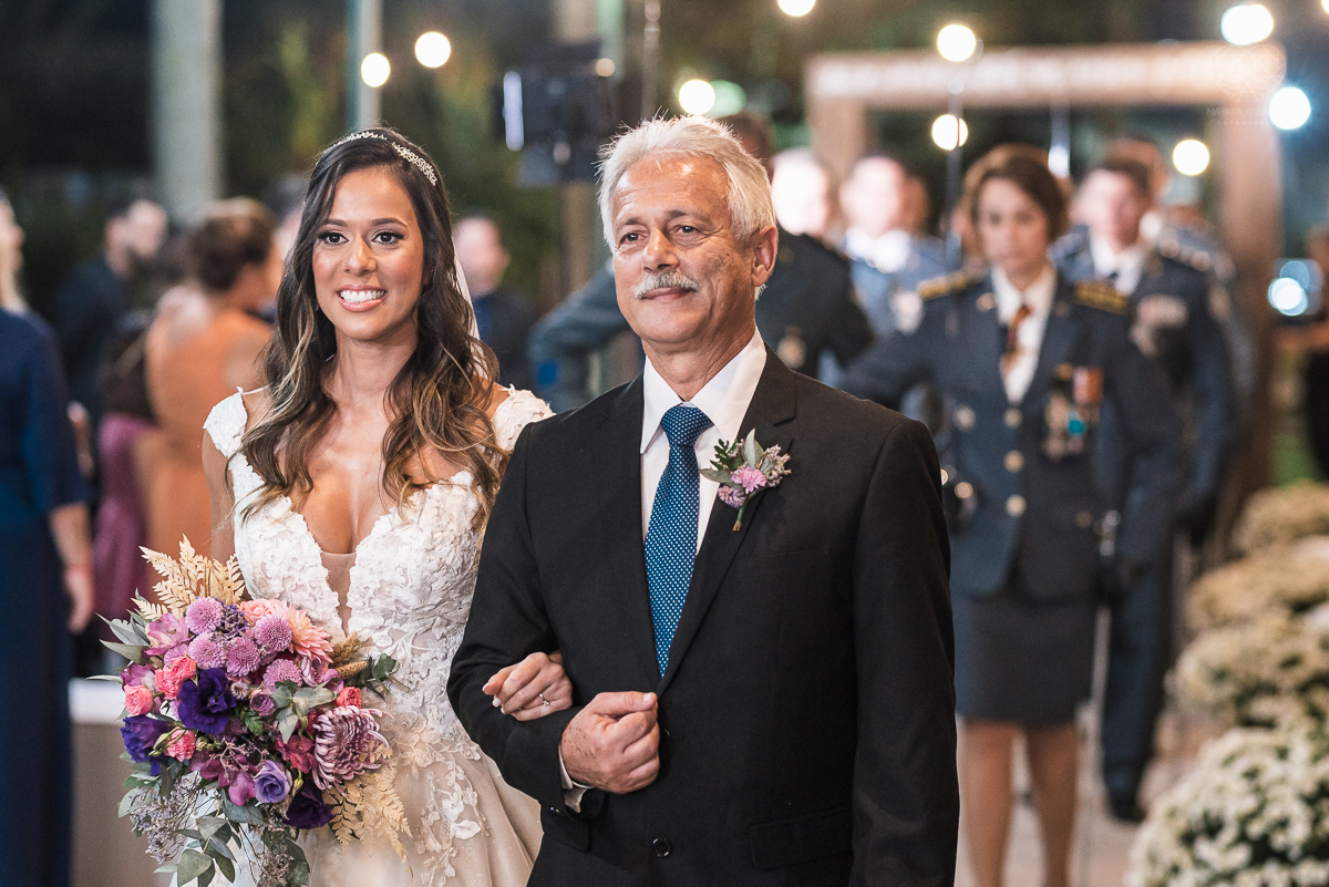 casamento rustico no campo com noiva romantica e noivo militar  make up por Samah e vestido princesa e noivo de farda decoraçao boho chic fotografia pela fotografa premiada nayara andrade inspiracao de casamento no campo cerimonia