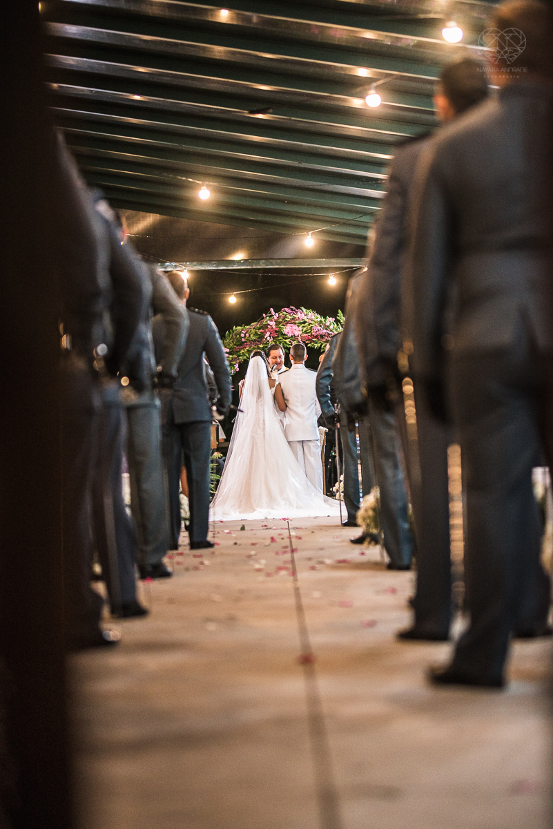 casamento rustico no campo com noiva romantica e noivo militar  make up por Samah e vestido princesa e noivo de farda decoraçao boho chic fotografia pela fotografa premiada nayara andrade inspiracao de casamento no campo cerimonia