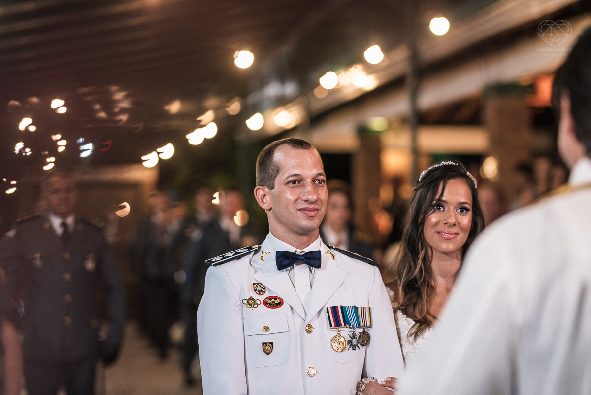 casamento rustico no campo com noiva romantica e noivo militar  make up por Samah e vestido princesa e noivo de farda decoraçao boho chic fotografia pela fotografa premiada nayara andrade inspiracao de casamento no campo cerimonia