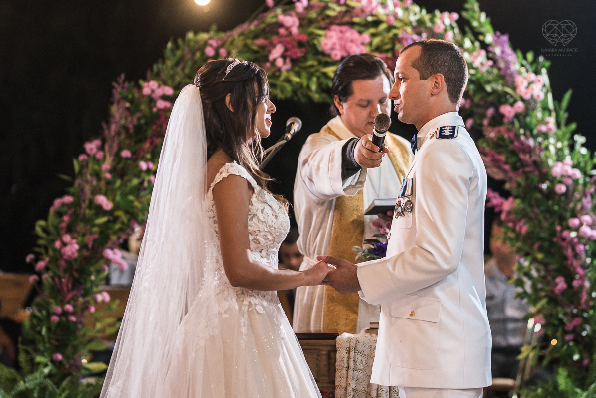 casamento rustico no campo com noiva romantica e noivo militar  make up por Samah e vestido princesa e noivo de farda decoraçao boho chic fotografia pela fotografa premiada nayara andrade inspiracao de casamento no campo cerimonia