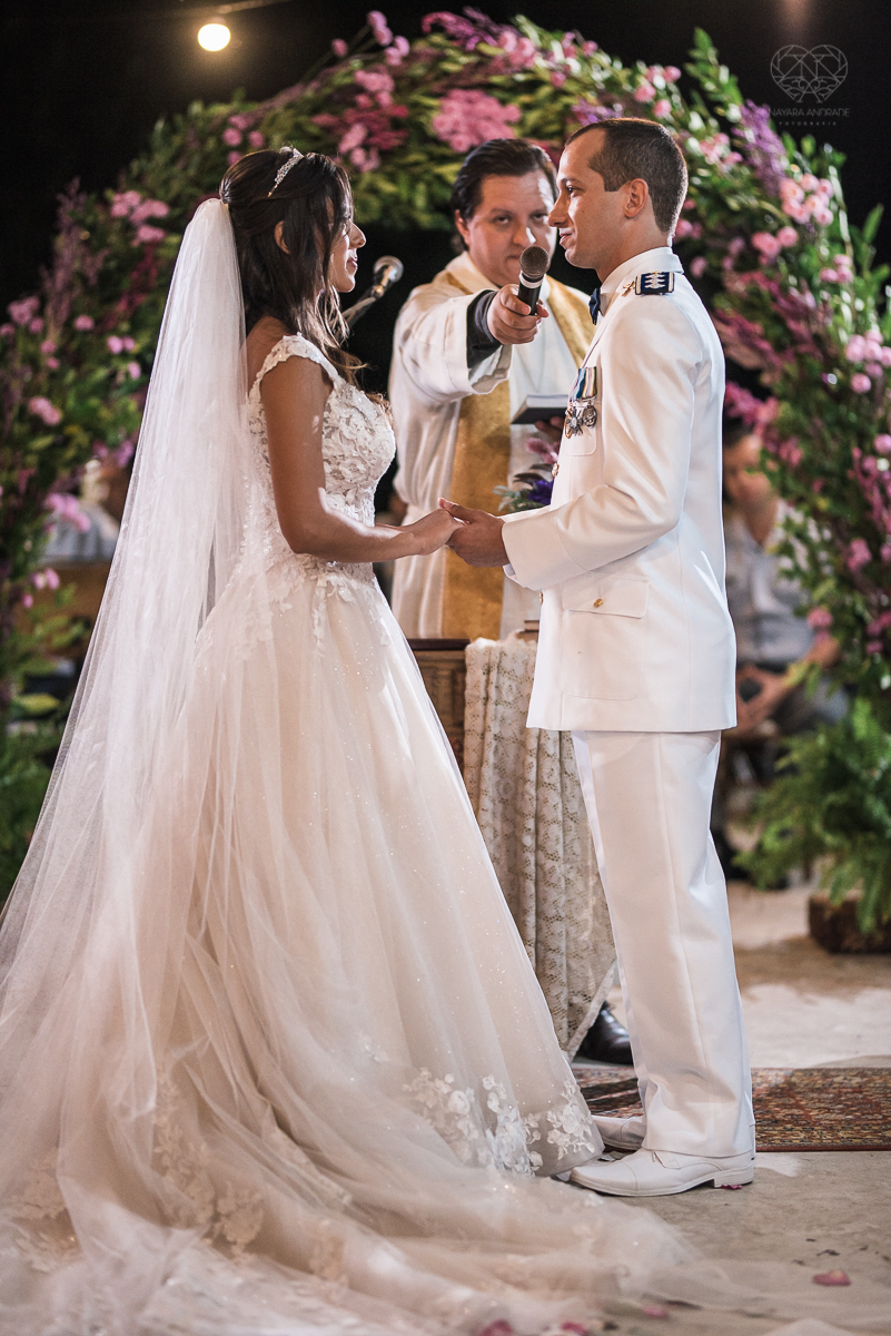 casamento rustico no campo com noiva romantica e noivo militar  make up por Samah e vestido princesa e noivo de farda decoraçao boho chic fotografia pela fotografa premiada nayara andrade inspiracao de casamento no campo making of noiva