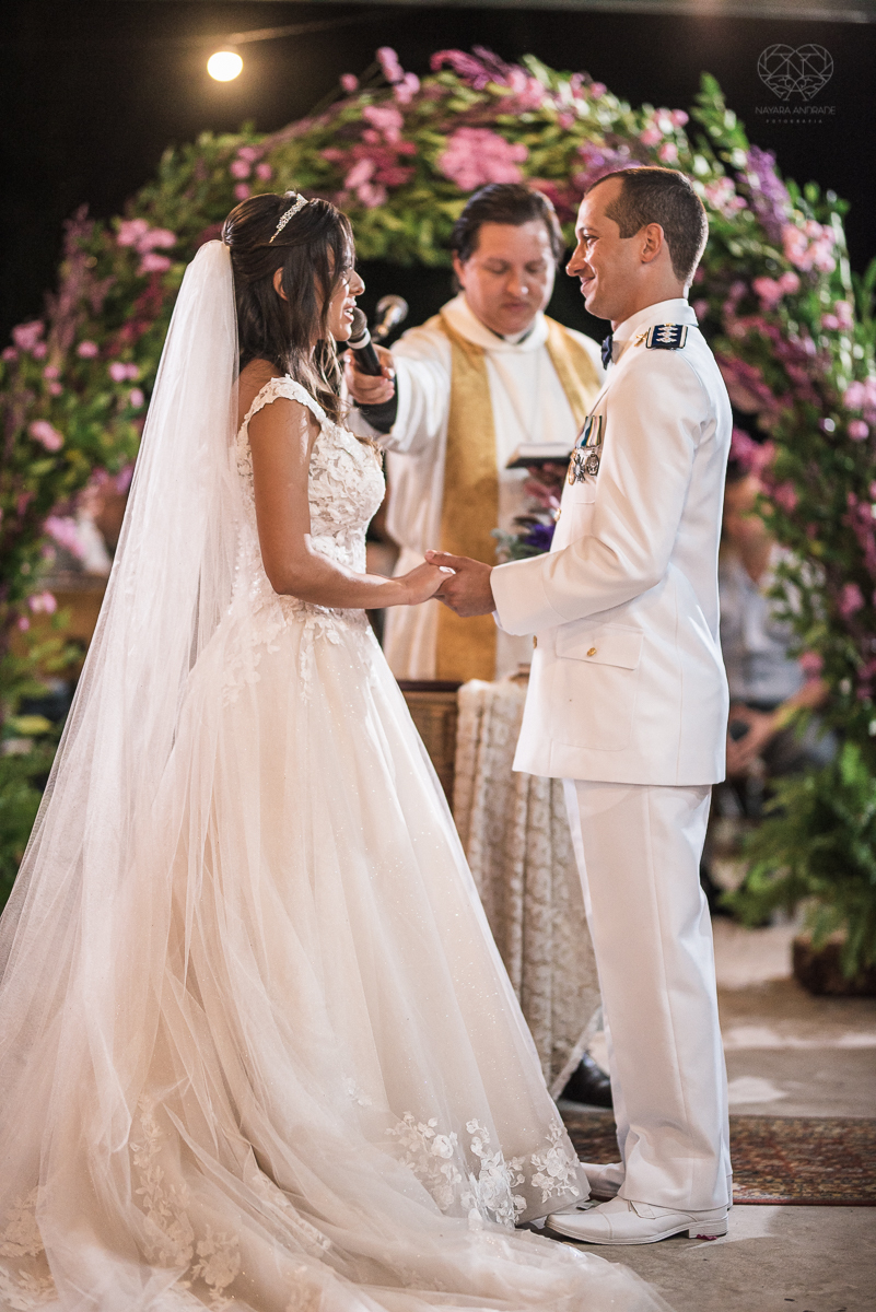 casamento rustico no campo com noiva romantica e noivo militar  make up por Samah e vestido princesa e noivo de farda decoraçao boho chic fotografia pela fotografa premiada nayara andrade inspiracao de casamento no campo making of noiva