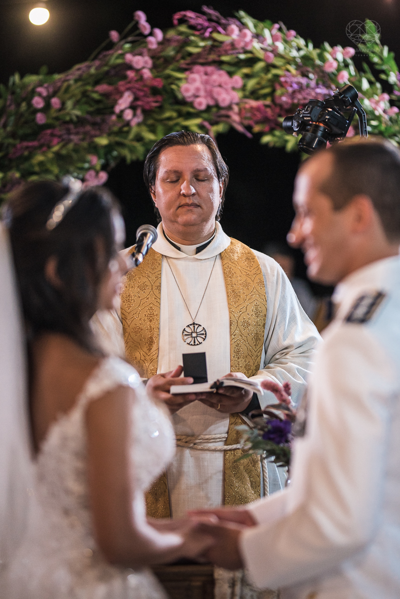 casamento rustico no campo com noiva romantica e noivo militar  make up por Samah e vestido princesa e noivo de farda decoraçao boho chic fotografia pela fotografa premiada nayara andrade inspiracao de casamento no campo making of noiva