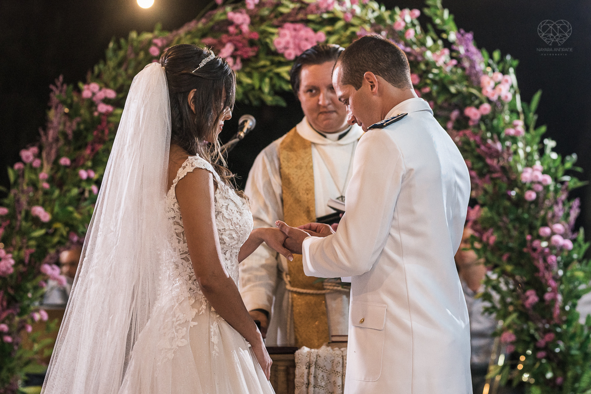 casamento rustico no campo com noiva romantica e noivo militar  make up por Samah e vestido princesa e noivo de farda decoraçao boho chic fotografia pela fotografa premiada nayara andrade inspiracao de casamento no campo making of noiva