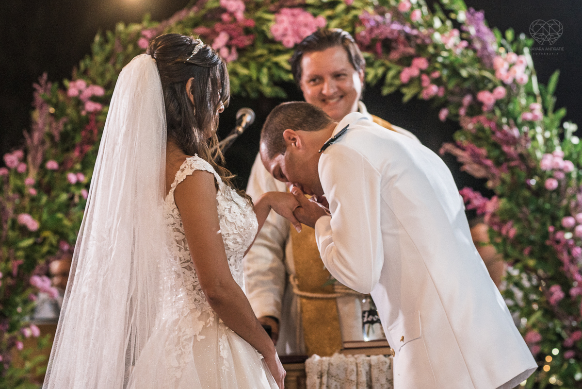 casamento rustico no campo com noiva romantica e noivo militar  make up por Samah e vestido princesa e noivo de farda decoraçao boho chic fotografia pela fotografa premiada nayara andrade inspiracao de casamento no campo making of noiva