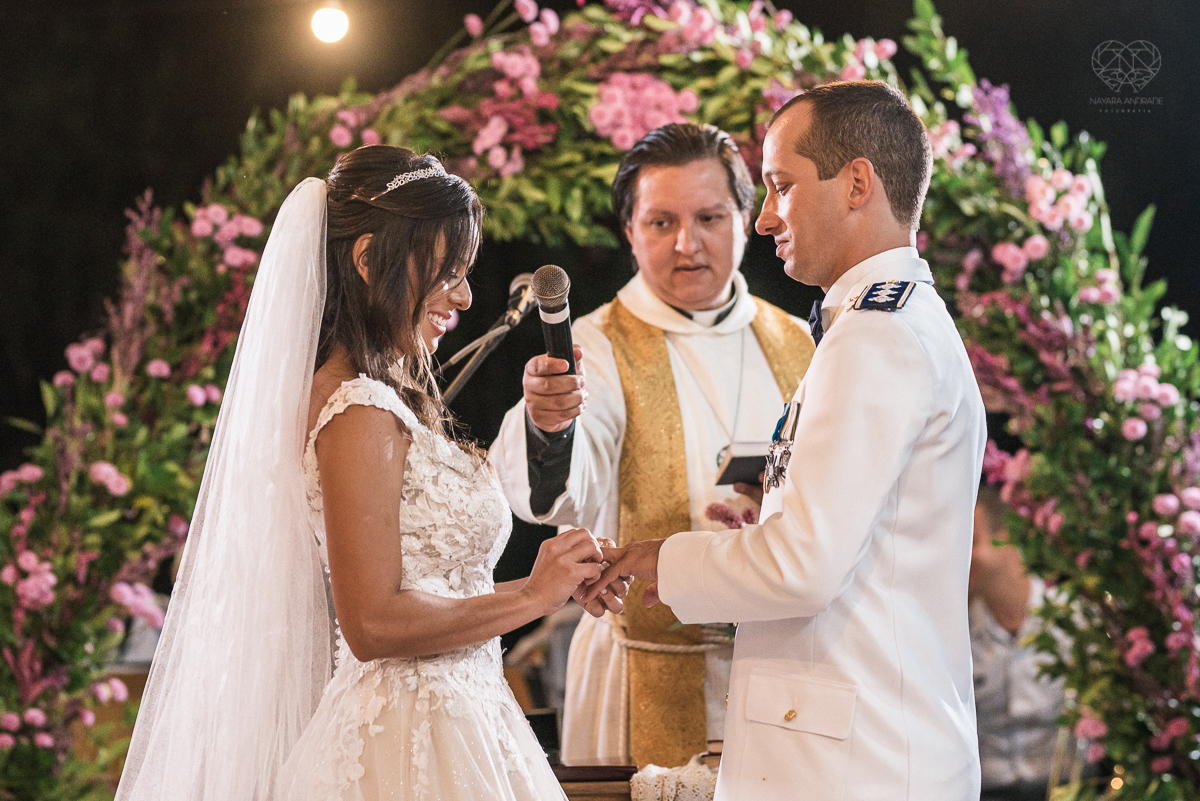 casamento rustico no campo com noiva romantica e noivo militar  make up por Samah e vestido princesa e noivo de farda decoraçao boho chic fotografia pela fotografa premiada nayara andrade inspiracao de casamento no campo making of noiva