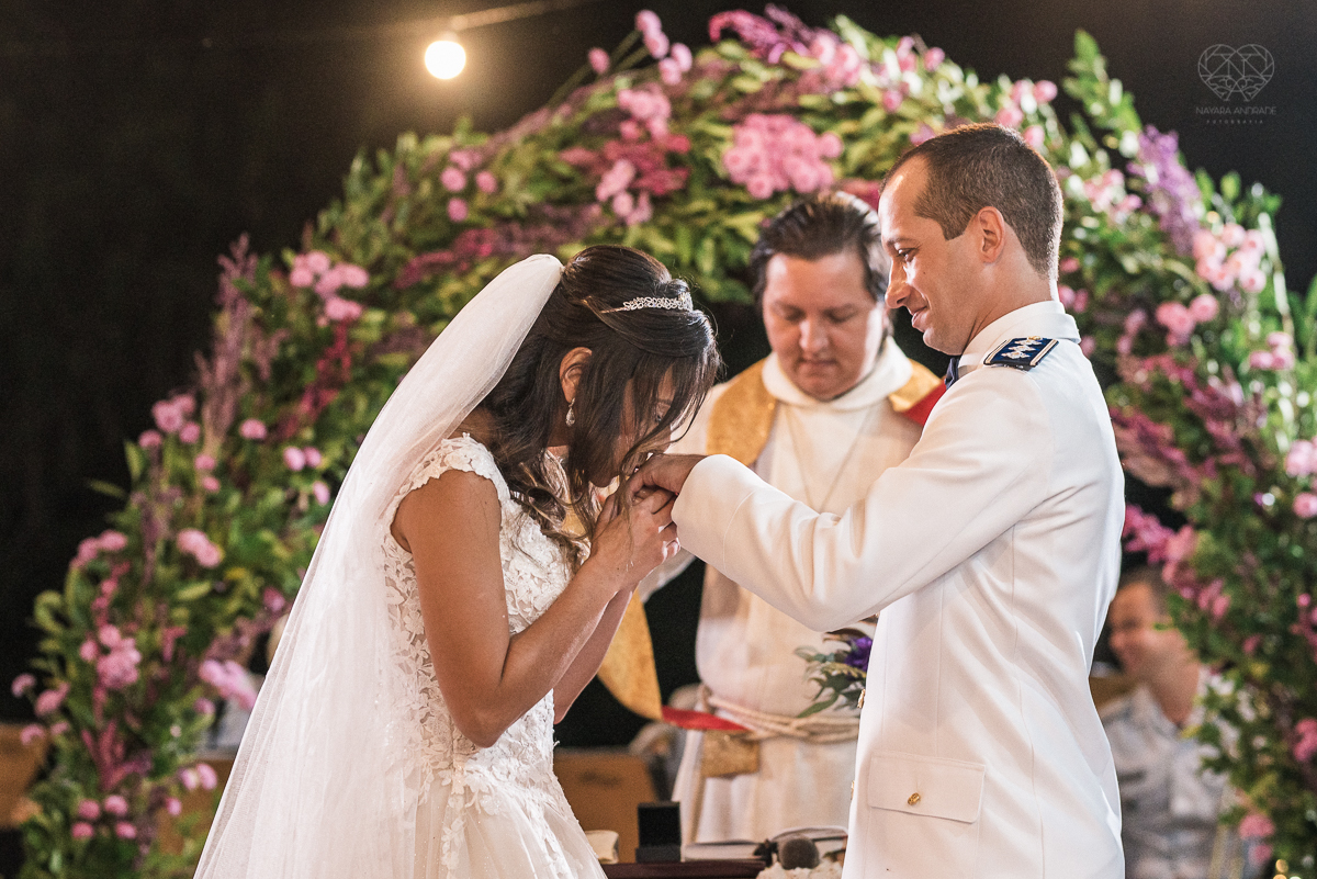 casamento rustico no campo com noiva romantica e noivo militar  make up por Samah e vestido princesa e noivo de farda decoraçao boho chic fotografia pela fotografa premiada nayara andrade inspiracao de casamento no campo making of noiva