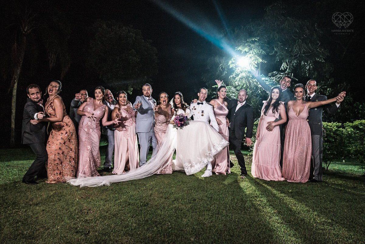 casamento rustico no campo com noiva romantica e noivo militar  make up por Samah e vestido princesa e noivo de farda decoraçao boho chic fotografia pela fotografa premiada nayara andrade inspiracao de casamento no campo cerimonia