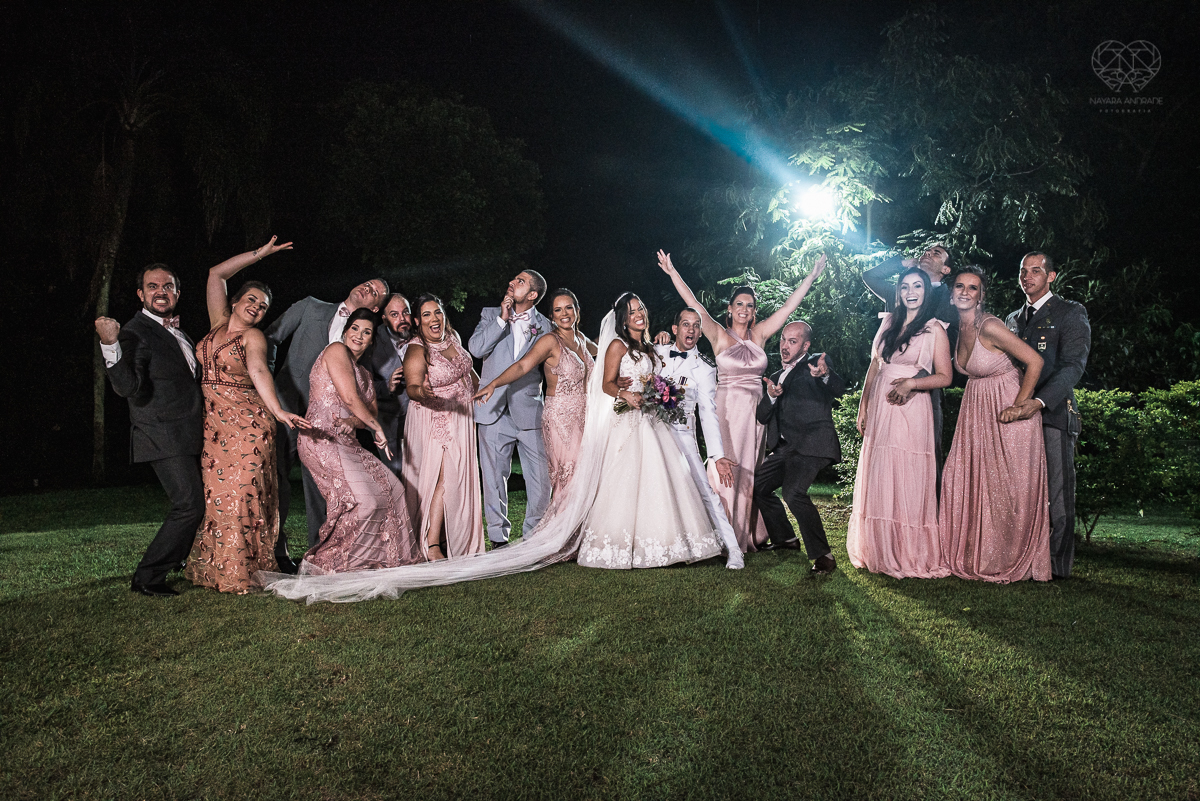casamento rustico no campo com noiva romantica e noivo militar  make up por Samah e vestido princesa e noivo de farda decoraçao boho chic fotografia pela fotografa premiada nayara andrade inspiracao de casamento no campo cerimonia