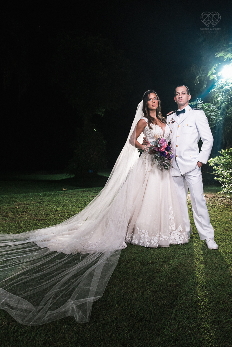 casamento rustico no campo com noiva romantica e noivo militar  make up por Samah e vestido princesa e noivo de farda decoraçao boho chic fotografia pela fotografa premiada nayara andrade inspiracao de casamento no campo cerimonia