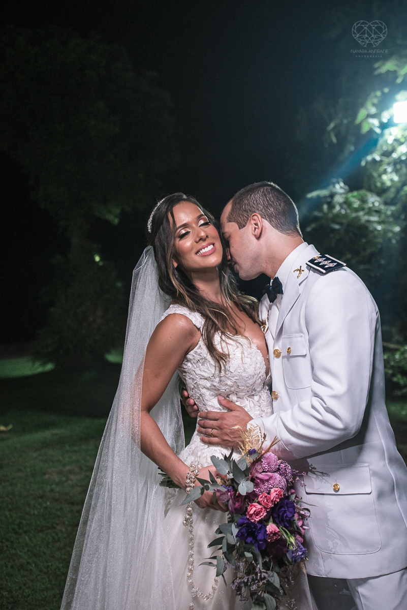 casamento rustico no campo com noiva romantica e noivo militar  make up por Samah e vestido princesa e noivo de farda decoraçao boho chic fotografia pela fotografa premiada nayara andrade inspiracao de casamento no campo cerimonia