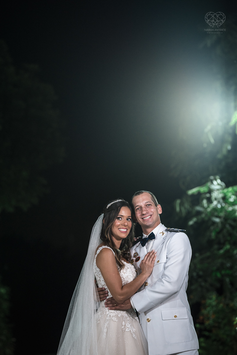 casamento rustico no campo com noiva romantica e noivo militar  make up por Samah e vestido princesa e noivo de farda decoraçao boho chic fotografia pela fotografa premiada nayara andrade inspiracao de casamento no campo cerimonia