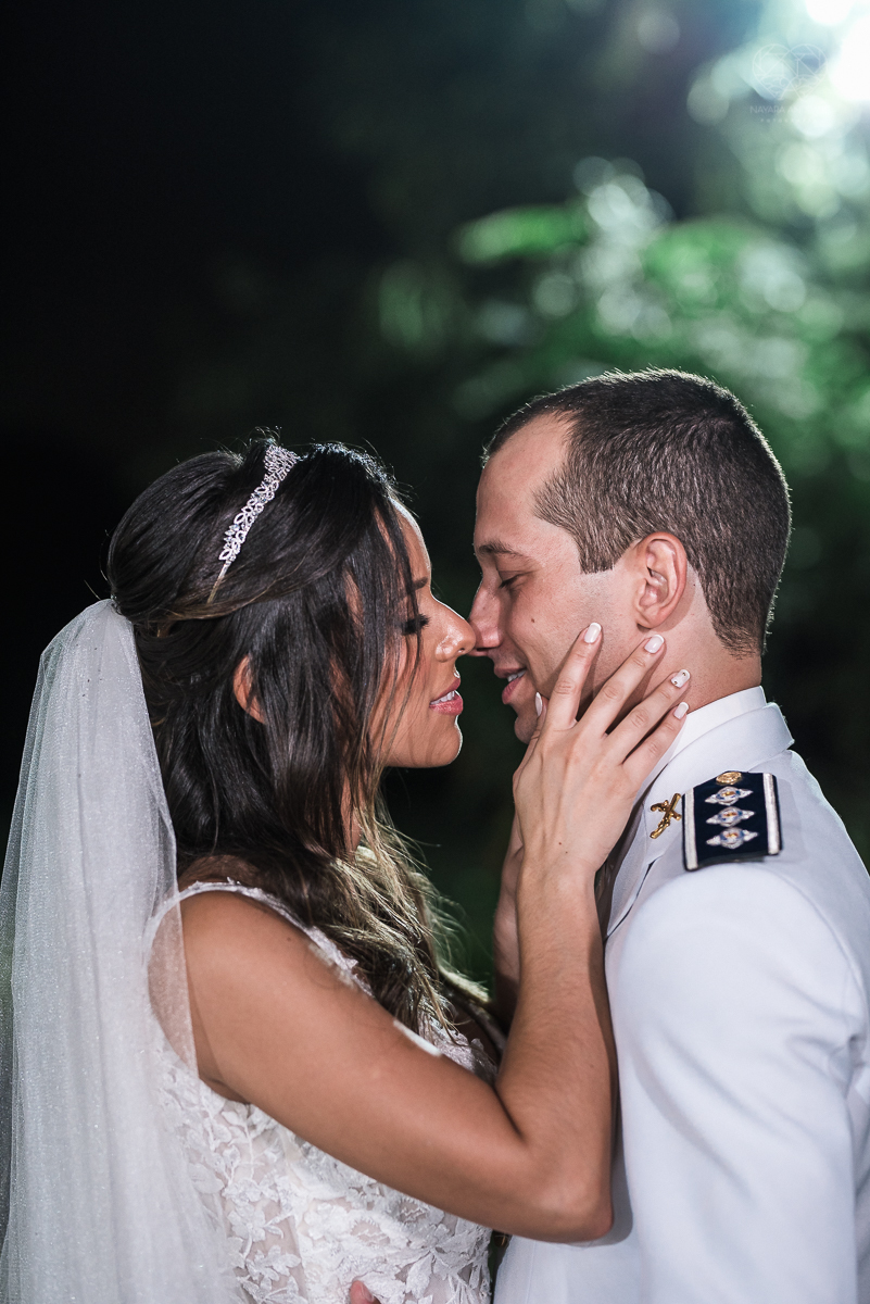 casamento rustico no campo com noiva romantica e noivo militar  make up por Samah e vestido princesa e noivo de farda decoraçao boho chic fotografia pela fotografa premiada nayara andrade inspiracao de casamento no campo cerimonia