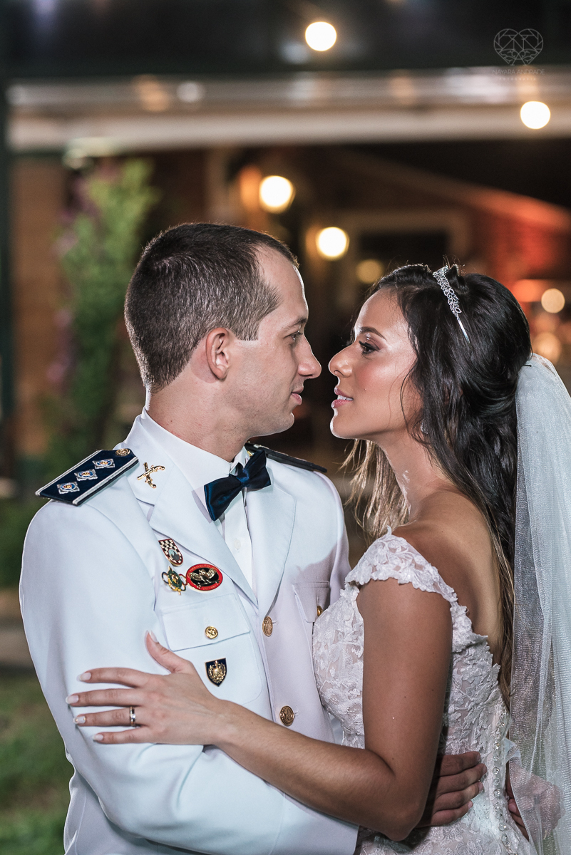 casamento rustico no campo com noiva romantica e noivo militar  make up por Samah e vestido princesa e noivo de farda decoraçao boho chic fotografia pela fotografa premiada nayara andrade inspiracao de casamento no campo cerimonia