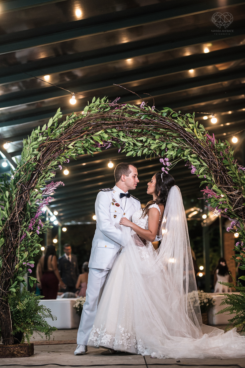 casamento rustico no campo com noiva romantica e noivo militar  make up por Samah e vestido princesa e noivo de farda decoraçao boho chic fotografia pela fotografa premiada nayara andrade inspiracao de casamento no campo cerimonia