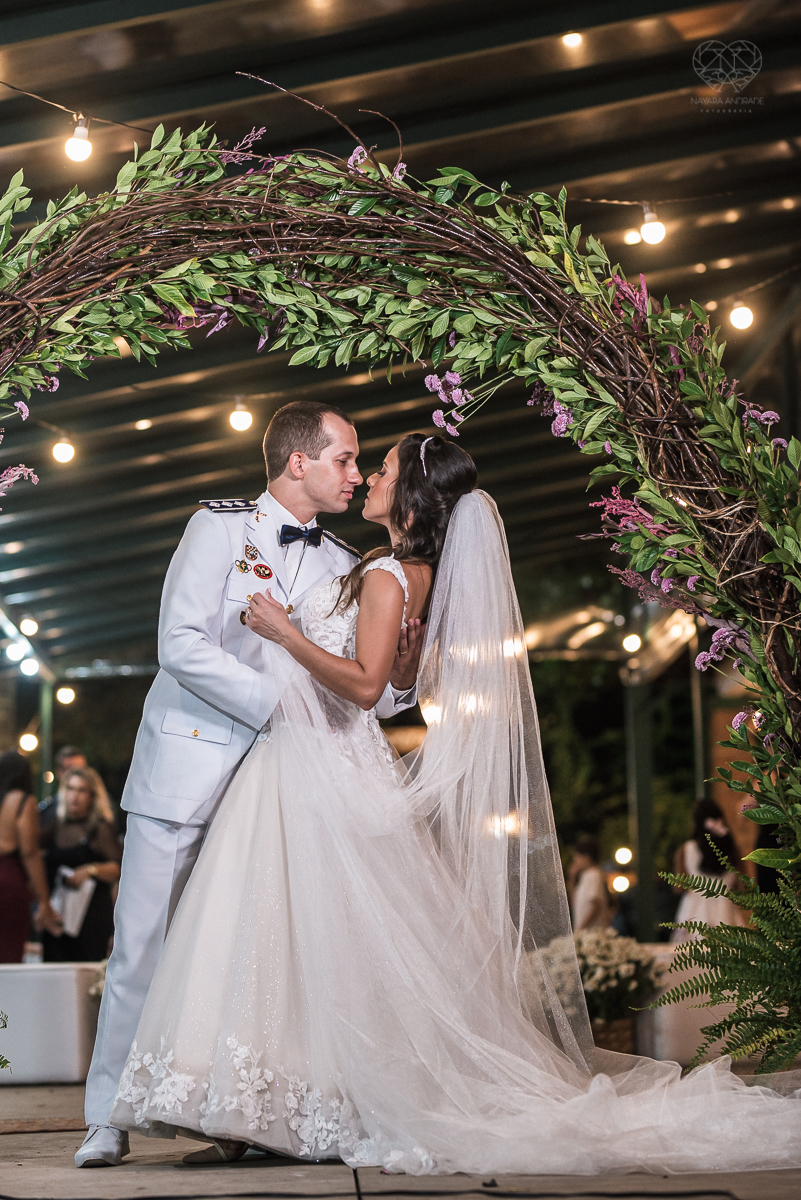 casamento rustico no campo com noiva romantica e noivo militar  make up por Samah e vestido princesa e noivo de farda decoraçao boho chic fotografia pela fotografa premiada nayara andrade inspiracao de casamento no campo cerimonia