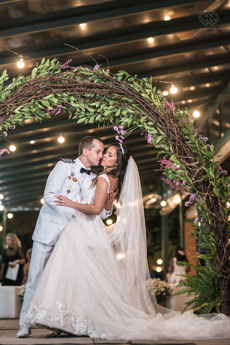 casamento rustico no campo com noiva romantica e noivo militar  make up por Samah e vestido princesa e noivo de farda decoraçao boho chic fotografia pela fotografa premiada nayara andrade inspiracao de casamento no campo cerimonia