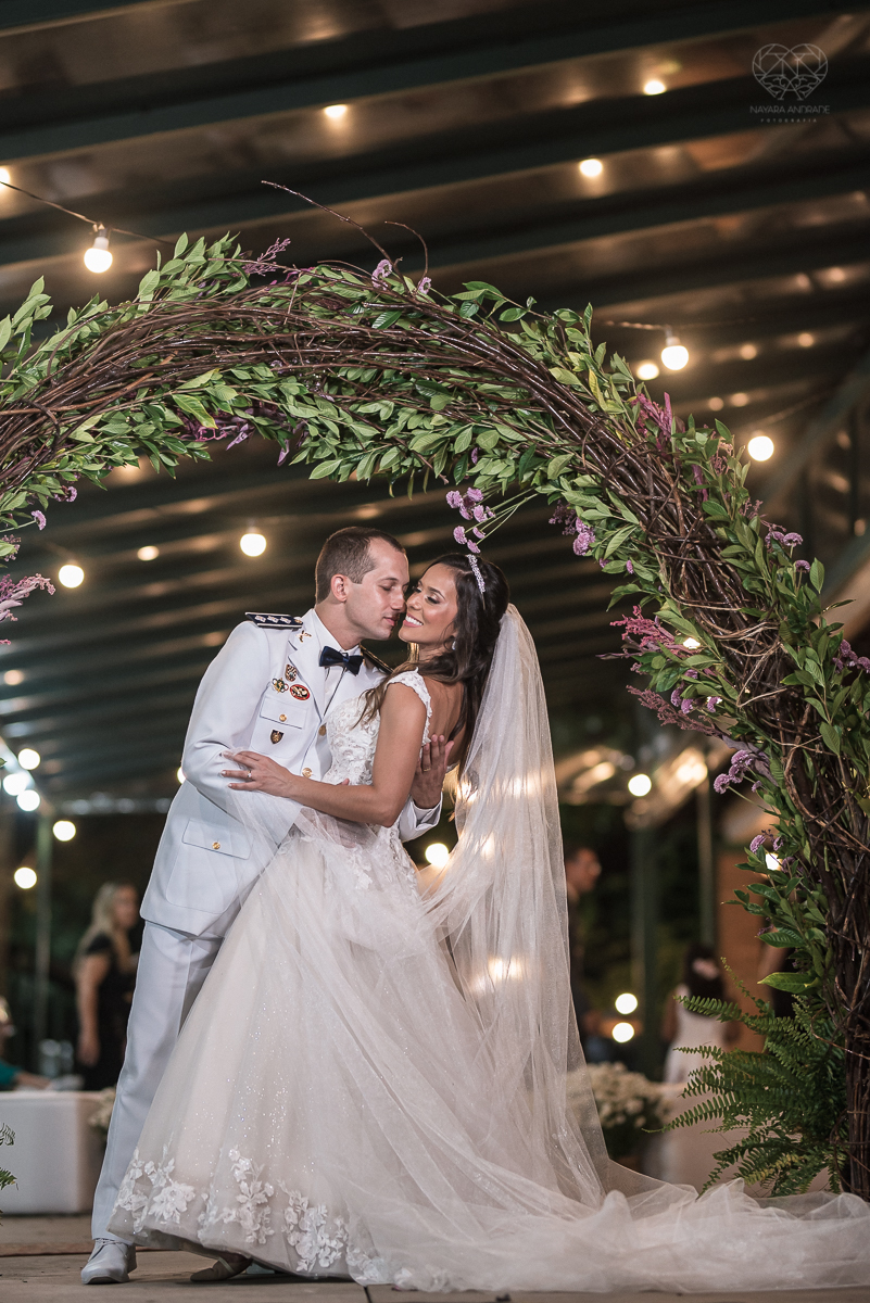 vcasamento rustico no campo com noiva romantica e noivo militar  make up por Samah e vestido princesa e noivo de farda decoraçao boho chic fotografia pela fotografa premiada nayara andrade inspiracao de casamento no campo cerimonia