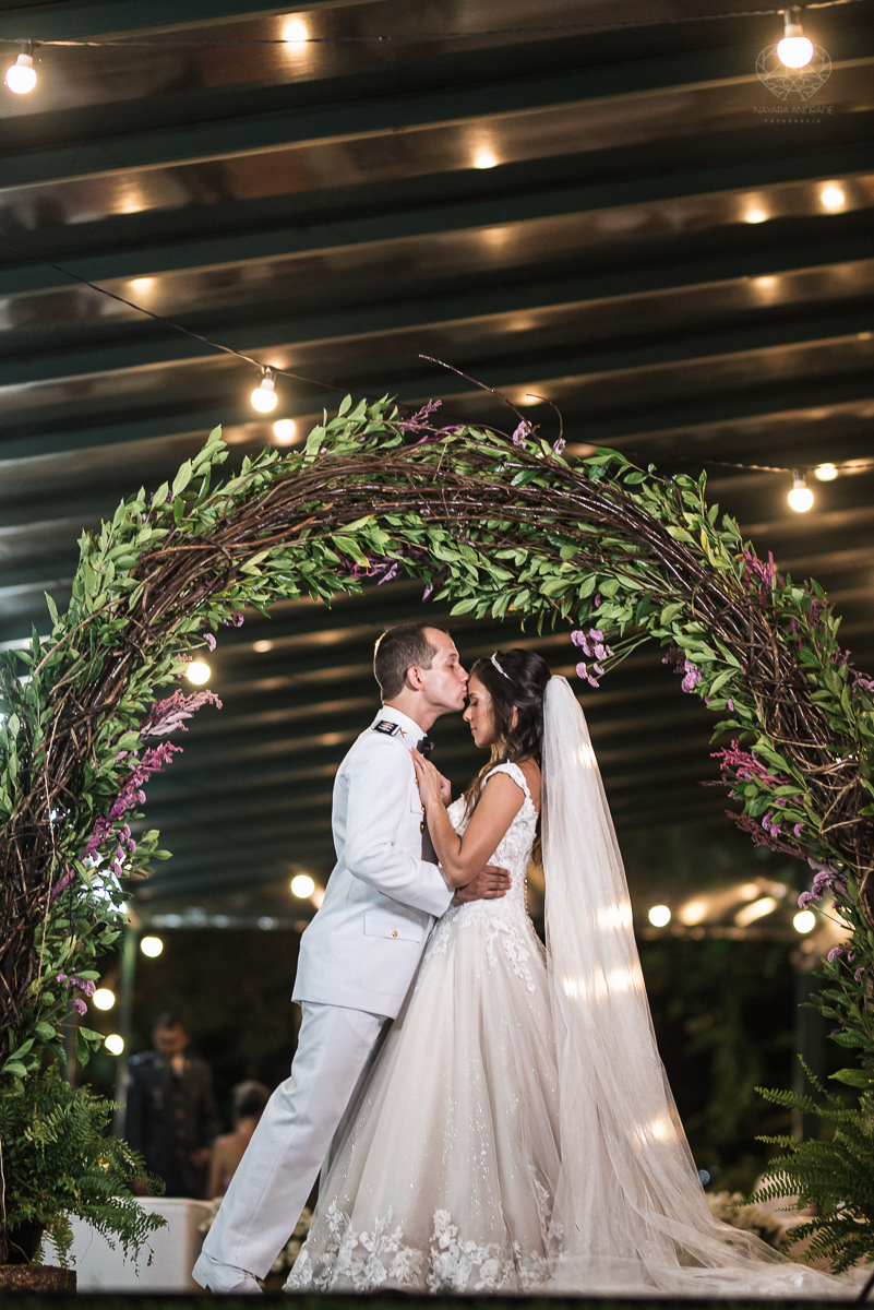 casamento rustico no campo com noiva romantica e noivo militar  make up por Samah e vestido princesa e noivo de farda decoraçao boho chic fotografia pela fotografa premiada nayara andrade inspiracao de casamento no campo cerimonia