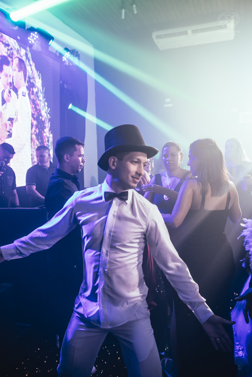 dança dos noivos e festa de casamento com casal animado e amigos se divetindo fotos de festa de casamento pela fotografa premiada nayara andrade de santos litoral de sao paulo