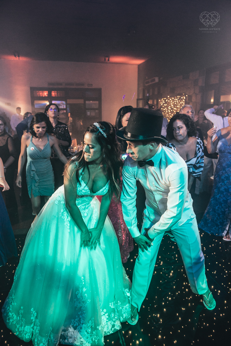 dança dos noivos e festa de casamento com casal animado e amigos se divetindo fotos de festa de casamento pela fotografa premiada nayara andrade de santos litoral de sao paulo