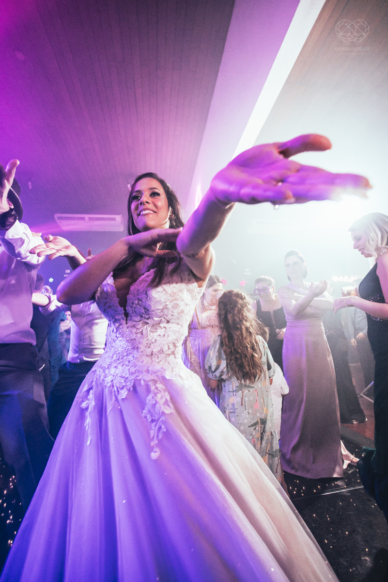 vdança dos noivos e festa de casamento com casal animado e amigos se divetindo fotos de festa de casamento pela fotografa premiada nayara andrade de santos litoral de sao paulo