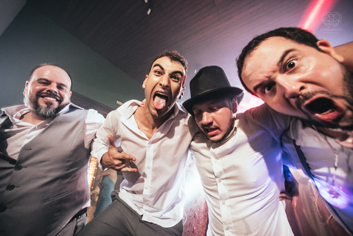 dança dos noivos e festa de casamento com casal animado e amigos se divetindo fotos de festa de casamento pela fotografa premiada nayara andrade de santos litoral de sao paulo