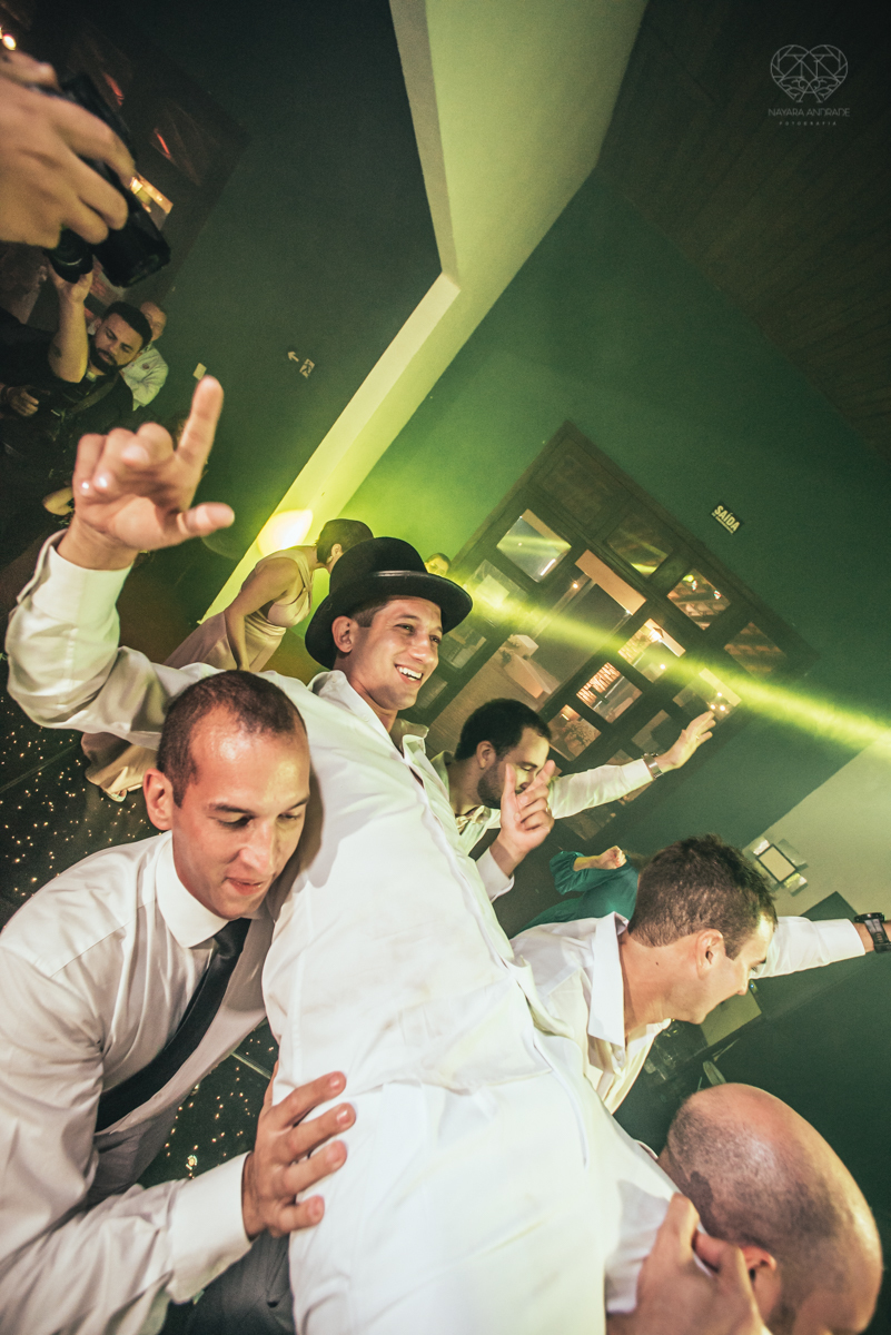 dança dos noivos e festa de casamento com casal animado e amigos se divetindo fotos de festa de casamento pela fotografa premiada nayara andrade de santos litoral de sao paulo