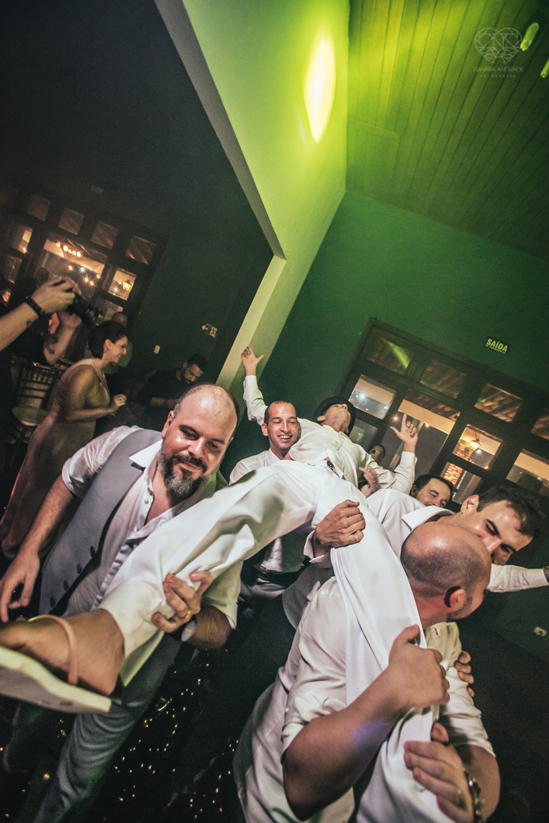 dança dos noivos e festa de casamento com casal animado e amigos se divetindo fotos de festa de casamento pela fotografa premiada nayara andrade de santos litoral de sao paulo