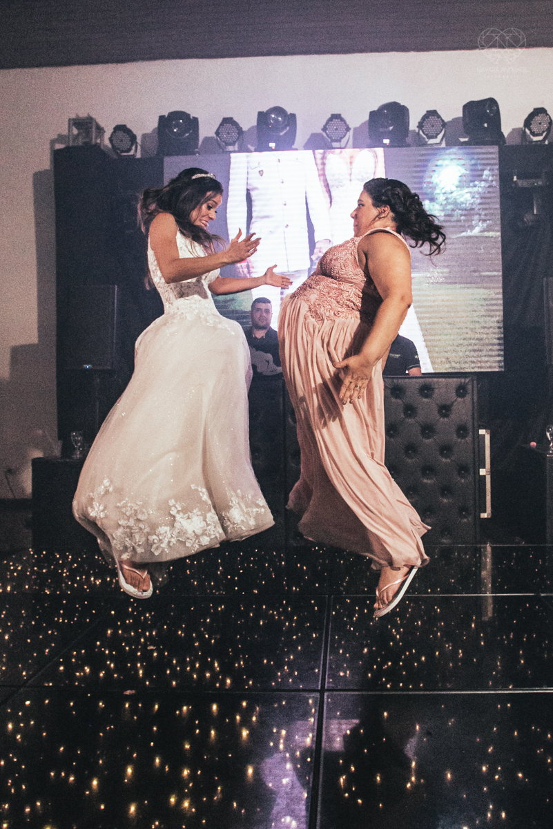 dança dos noivos e festa de casamento com casal animado e amigos se divetindo fotos de festa de casamento pela fotografa premiada nayara andrade de santos litoral de sao paulo