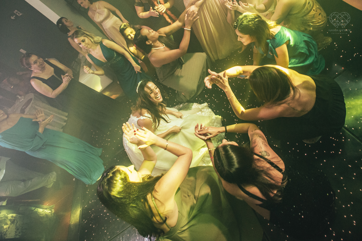 dança dos noivos e festa de casamento com casal animado e amigos se divetindo fotos de festa de casamento pela fotografa premiada nayara andrade de santos litoral de sao paulo