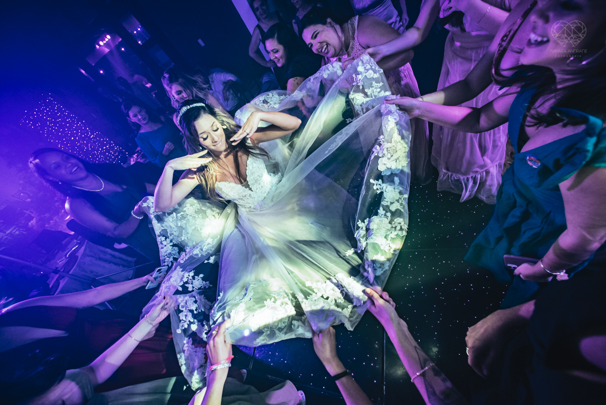 dança dos noivos e festa de casamento com casal animado e amigos se divetindo fotos de festa de casamento pela fotografa premiada nayara andrade de santos litoral de sao paulo