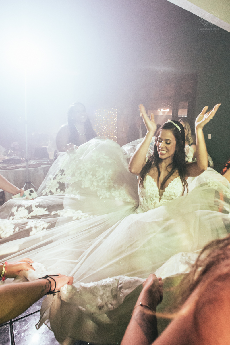 dança dos noivos e festa de casamento com casal animado e amigos se divetindo fotos de festa de casamento pela fotografa premiada nayara andrade de santos litoral de sao paulo