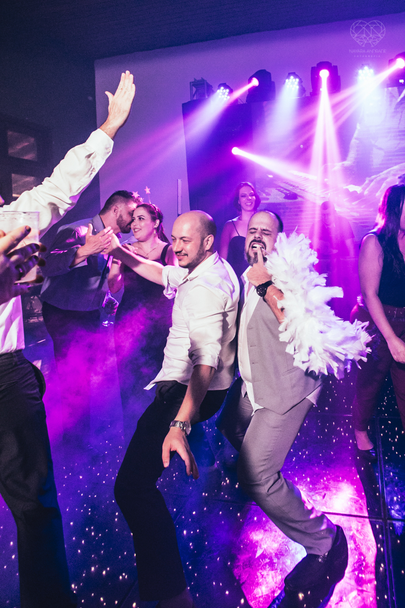 dança dos noivos e festa de casamento com casal animado e amigos se divetindo fotos de festa de casamento pela fotografa premiada nayara andrade de santos litoral de sao paulo