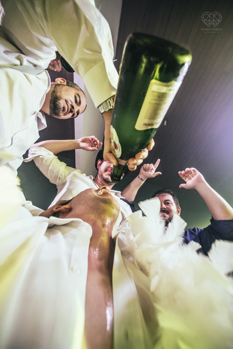 dança dos noivos e festa de casamento com casal animado e amigos se divetindo fotos de festa de casamento pela fotografa premiada nayara andrade de santos litoral de sao paulo