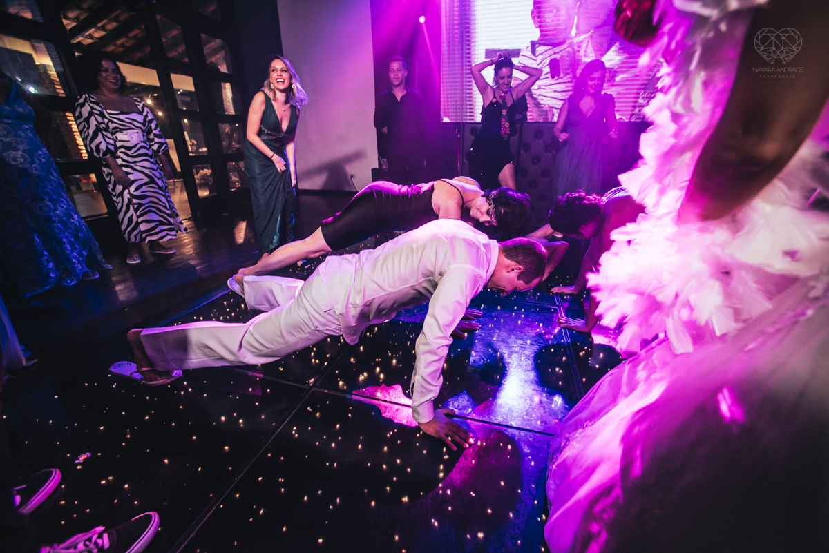 dança dos noivos e festa de casamento com casal animado e amigos se divetindo fotos de festa de casamento pela fotografa premiada nayara andrade de santos litoral de sao paulo
