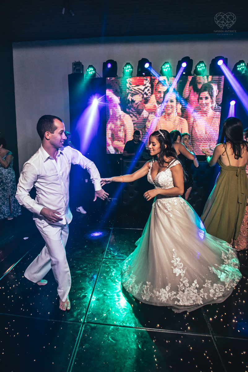 dança dos noivos e festa de casamento com casal animado e amigos se divetindo fotos de festa de casamento pela fotografa premiada nayara andrade de santos litoral de sao paulo