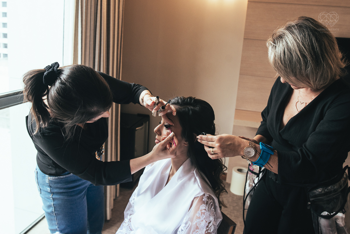 casamento rustico no campo com noiva romantica e noivo militar  make up por Samah e vestido princesa e noivo de farda decoraçao boho chic fotografia pela fotografa premiada nayara andrade inspiracao de casamento no campo making of noiva