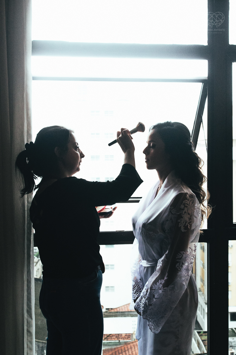 casamento rustico no campo com noiva romantica e noivo militar  make up por Samah e vestido princesa e noivo de farda decoraçao boho chic fotografia pela fotografa premiada nayara andrade inspiracao de casamento no campo making of noiva