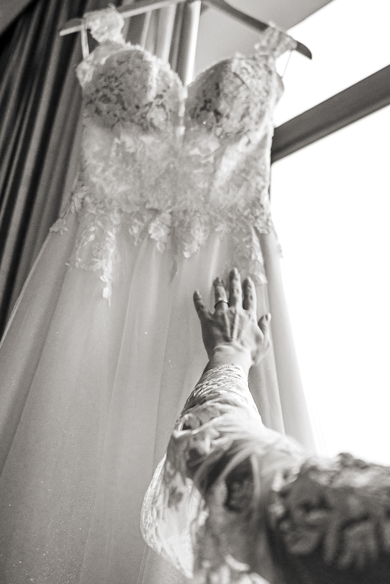 casamento rustico no campo com noiva romantica e noivo militar  make up por Samah e vestido princesa e noivo de farda decoraçao boho chic fotografia pela fotografa premiada nayara andrade inspiracao de casamento no campo making of noiva