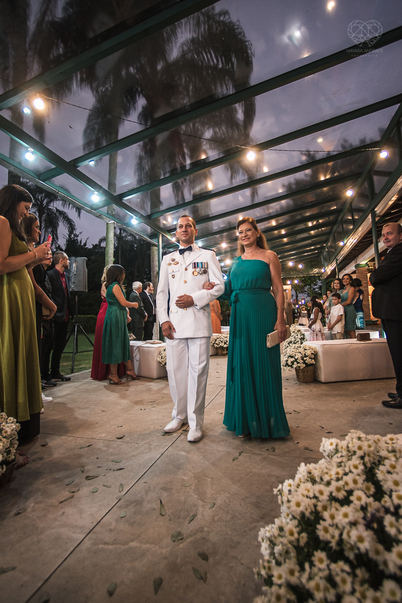 casamento rustico no campo com noiva romantica e noivo militar  make up por Samah e vestido princesa e noivo de farda decoraçao boho chic fotografia pela fotografa premiada nayara andrade inspiracao de casamento no campo making of noiva