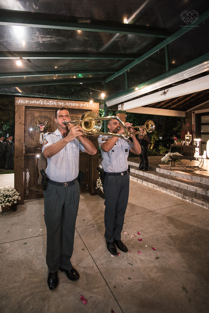 casamento rustico no campo com noiva romantica e noivo militar  make up por Samah e vestido princesa e noivo de farda decoraçao boho chic fotografia pela fotografa premiada nayara andrade inspiracao de casamento no campo making of noiva