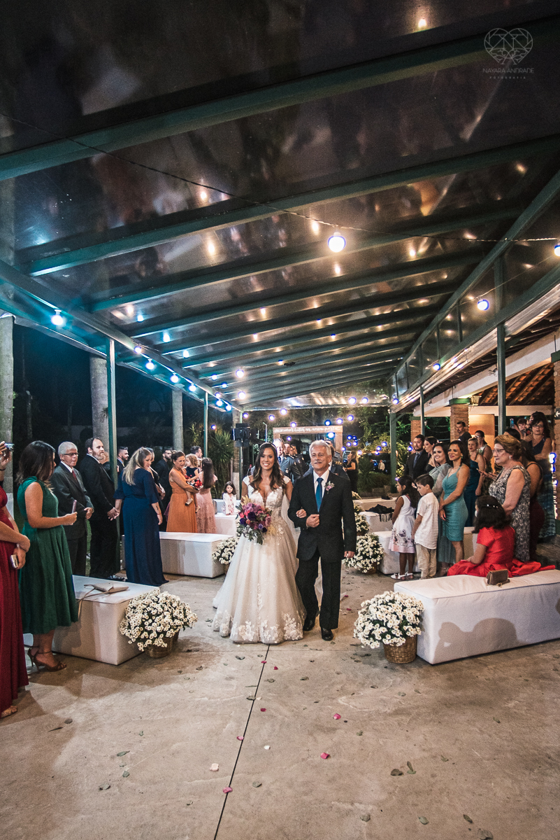 casamento rustico no campo com noiva romantica e noivo militar  make up por Samah e vestido princesa e noivo de farda decoraçao boho chic fotografia pela fotografa premiada nayara andrade inspiracao de casamento no campo cerimonia