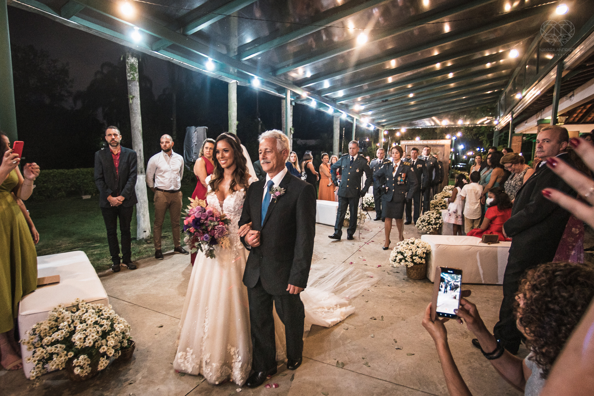 casamento rustico no campo com noiva romantica e noivo militar  make up por Samah e vestido princesa e noivo de farda decoraçao boho chic fotografia pela fotografa premiada nayara andrade inspiracao de casamento no campo cerimonia