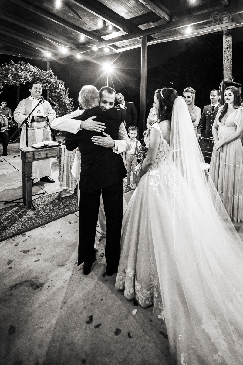 casamento rustico no campo com noiva romantica e noivo militar  make up por Samah e vestido princesa e noivo de farda decoraçao boho chic fotografia pela fotografa premiada nayara andrade inspiracao de casamento no campo cerimonia